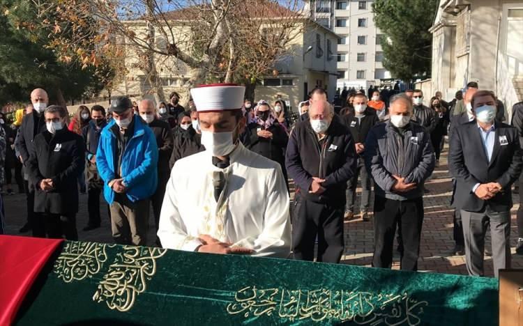 <p>Cenaze namazı, yeni tip corona vir&uuml;s (Covid-19) tedbirleri kapsamında, az sayıda katılımla, sosyal mesafe g&ouml;zetilerek kılındı. Katılımcıların maske taktığı g&ouml;r&uuml;ld&uuml;.</p>

<p>&nbsp;</p>
