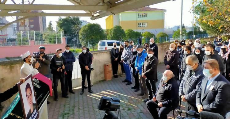 <p><strong>NE YAŞANMIŞTI</strong></p>

<p>İA&Uuml; Eğitim Fak&uuml;ltesi Okul &Ouml;ncesi &Ouml;ğretmenliği B&ouml;l&uuml;m Başkanı Dr. &Ouml;ğretim &Uuml;yesi Aylin S&ouml;zer, Bağlarbaşı Mahallesi Karanfil Sokağı Barış Apartmanı'ndaki evinde, 29 Aralık'ta boğazı kesilerek &ouml;ld&uuml;r&uuml;lm&uuml;ş ve cesedi yakılmaya &ccedil;alışılmıştı.</p>
