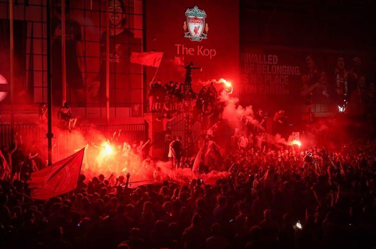 <p>Liverpool, taraftarları lig şampiyonluğunu kutluyor. Kırmızılar, en son Kenny Dalglish’le 1989-90’da kupaya uzanırken; 30 yıl sonra lig şampiyonluğunu kazandı. Taraftarları corona virüs durduramadı. (25 Haziran, Liverpool-İngiltere)</p>
