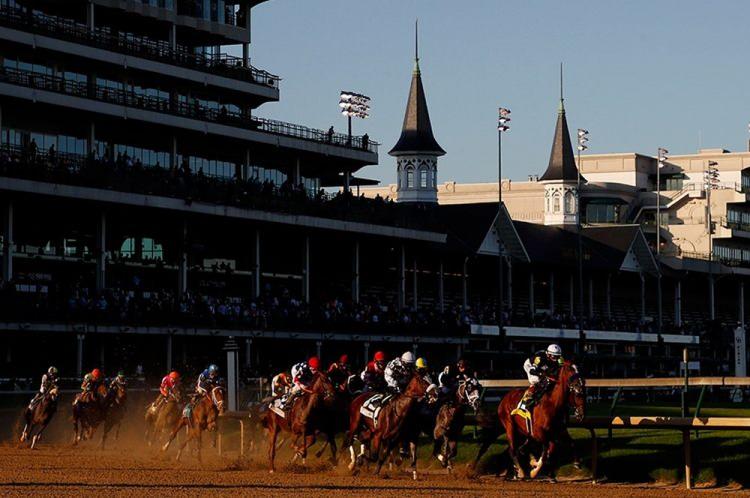 <p>146’ıncı Kentucky Derbisinde, son köşede sporcular bitişe ulaşmaya çalışıyor. İlk sırada jokey John Velazquez ve onu takip eden rakipleri... (5 Eylül - Louisville, Kentucky)</p>
