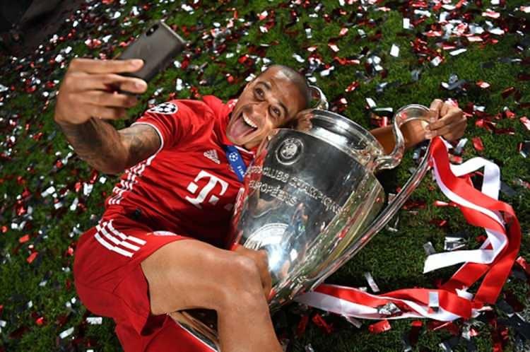 <p>Bayern Münih’li Thiago Alcantara, PSG’yi yendikleri UEFA Şampiyonlar Ligi finali sonrası zaferini kupayla kutluyor. (23 Ağustos, Lizbon-Portekiz)</p>
