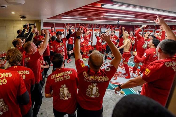 <p>Corona virüs nedeniyle maçlar kapalı kapılar ardından oynanırken; Liverpool Menajeri Jurgen Klopp ve oyuncuları, Chelsea maçı sonrası soyunma odasında galibiyeti kutluyor. (22 Temmuz-Liverpool)</p>
