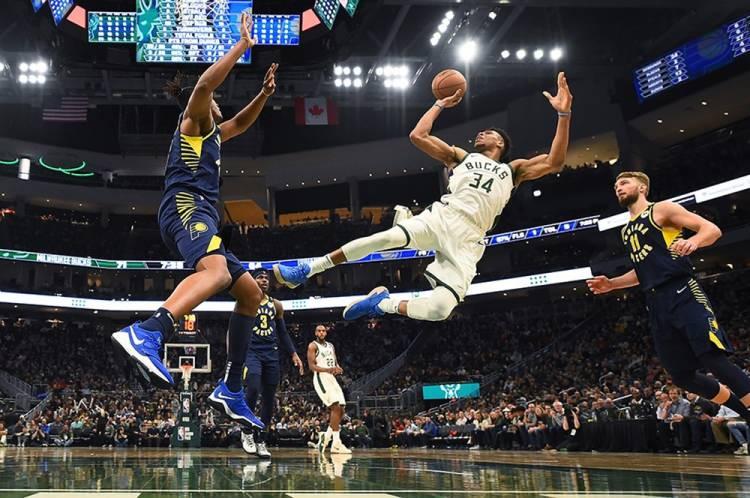 <p>Milwaukee Bucks’ın Yunan Yıldızı Giannis Antetokounmpo, Indiana Pacers maçında Myles Turner’in üzerinden şutuna atıyor.  (4 Mart – Milwaukee, Wisconsin)</p>
