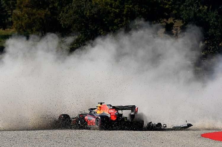 <p>Red Bull Racing sürücüsü Hollandalı Max Verstappen, Mugello pistindeki Toskanya Grand Prix’sinin başlangıcından sonraki çarpışmanın ardından kendini pist dışında buldu. (13 Eylül – Scarperia)</p>
