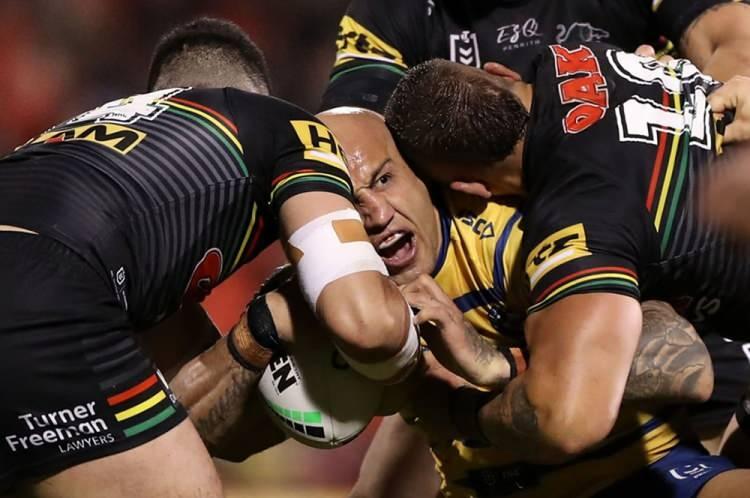 <p>Parramatta Eels’ten Mitchell Moses, Cronulla Sharks’la oynanan Rugby Lig maçında topu kapma mücadelesi veriyor. (9 Ağustos – Sidney)</p>
