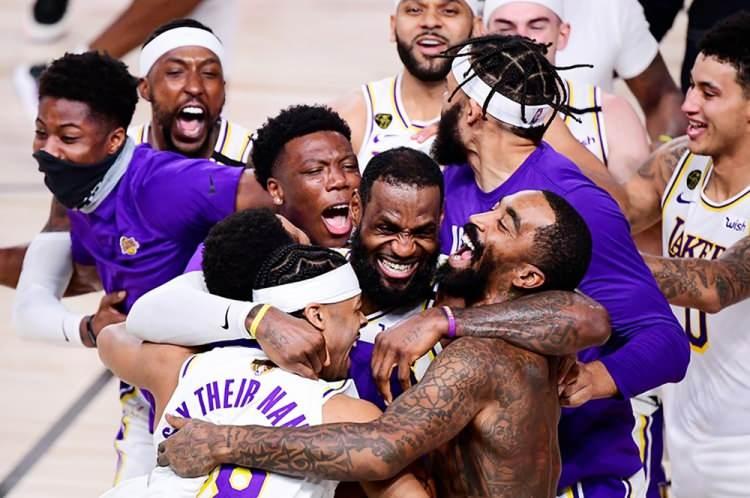 <p>Los Angeles Lakers’ın yıldızı LeBron James, Quinn Cokk ve takım arkadaşlarıyla kazandıkları 2020 NBA şampiyonluğunu kutluyor. (11 Ekim – Lake Buenista, FLORIDA )</p>