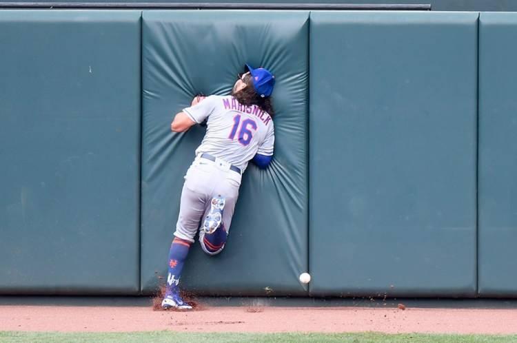 <p>New York Mets’li Jake Marisnick, Pedro Severino’nun üçlü vuruşunu tutmaya çalışıyor. (2 Eylül Baltimore, Maryland)</p>