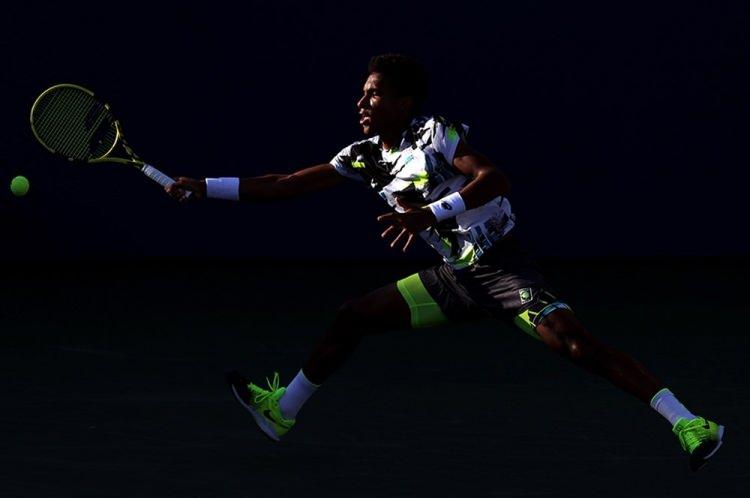 <p>Kanadalı Felix Auger-Aliassime, Fransız Corentin Moutet’le yaptığı Amerika Açık 3. tur maçında topa müdahele ediyor. (5 Eylül - New York City )</p>