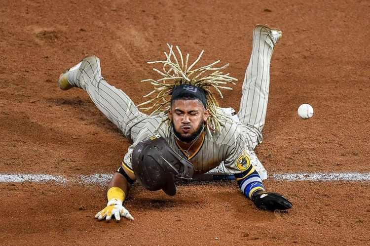 <p>San Diego Padres’li Fernando Tatis Jr, Colorado Rockies maçının üçüncü bölümünde topu kontrol etmeye çalışıyor. (28 Ağustos – Denver, Colorado)</p>