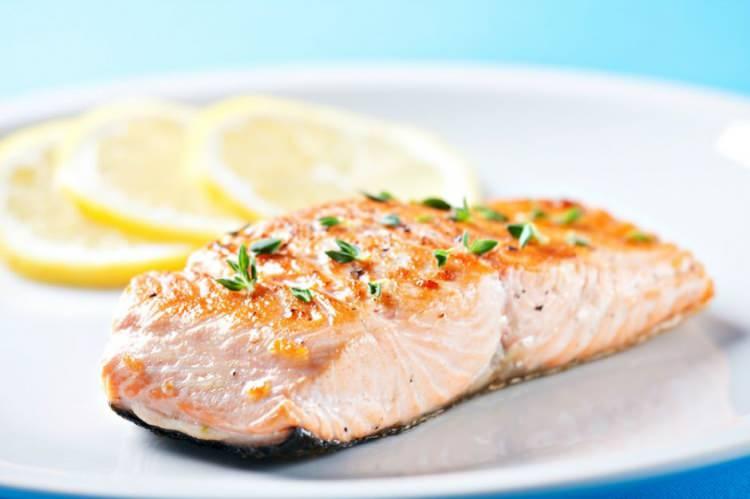 <p><strong>Somon:</strong> Somon omega-3 yağ asitleri için mükemmel bir kaynaktır bu nedenle yaşlanma sürecini geciktirmek için kullanılabilir. Omega-3 yağ asitleri arterlerde kolesterol birikimini önlemeye, anormal kalp ritimlerini düzene sokmaya ve yaşlandıkça zihinsel olarak güçlenmeye yardımcı olur.</p>

<p>Somonun yüksek protein içeriği, cildinizin yaşlanma, buruşukluk, kahverengi lekeler gibi yaşlılık göstergelerinden uzak kalmasını sağlar.</p>

<p>Haftada üç ya da dört porsiyon somon tüketmeyi deneyin. Izgara, füme veya fırında pişmiş somonu tercih edebilirsiniz.</p>
