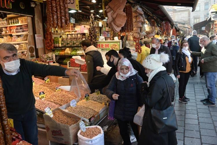 <p>“ALIŞVERİŞİ BİTİRDİK, HEMEN EVİMİZE DÖNÜYORUZ" </p>

<p>Annesi ile birlikte alışverişini yapan Neslihan Yener, “Alışverişe geldik yılbaşı için. Ayrıca ben iş yapıyorum, mal almaya geldim.</p>
