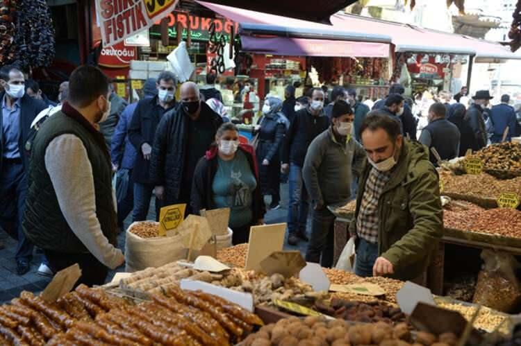 <p>Kızıma yardımcı olayım diye buradayım yoksa hayatta çıkmam. İkide birde elimi dezenfekte ediyorum. İşimizi bitirdik, hemen dönüyoruz. Hiç oyalanmadan, bir şey yiyip içmeden" diye konuştu.</p>

<ul>
</ul>
