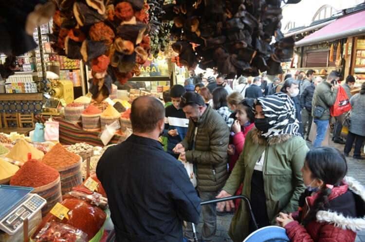 <p>“AŞAĞI YUKARI 6 AYDIR EMİNÖNÜ'NE GELMİYORDUM" </p>

<p>Yılbaşı akşamı öncesi et almak için bir dükkanda sıra bekleyen Yavuz Aydın, “Alışverişimizi yapacağız, en kısa zamanda evimize geçeceğiz.</p>
