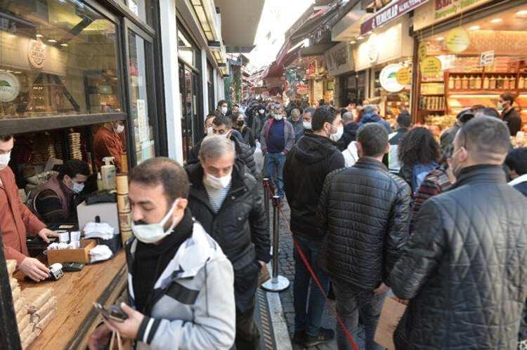 <p>“ESKİ YILBAŞLARI, BAYRAMLAR BİTTİ" </p>
<p>59 yıldır Eminönü'nde bir baharat dükkanı işleten Gülşan Acar, “Eski yılbaşları, bayramlar bitti. 3 gün tatil diyor millet, bu kalabalık ondan. Yoksa böyle olmaz.</p>