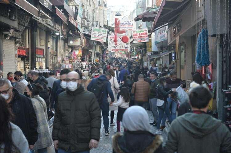 <p>Eskiden kahveci kuyruk, şekerci kuyruk, kuruyemişçi kuyruk olurdu… Bunların hepsi bitti. İnşallah güzel günler bizi bekliyor. Yarından sonra kapalıyız diye bu kalabalık. Yoksa burası 1, 2, 3 kişi…" ifadelerini kullandı.</p>
<ul>
</ul>