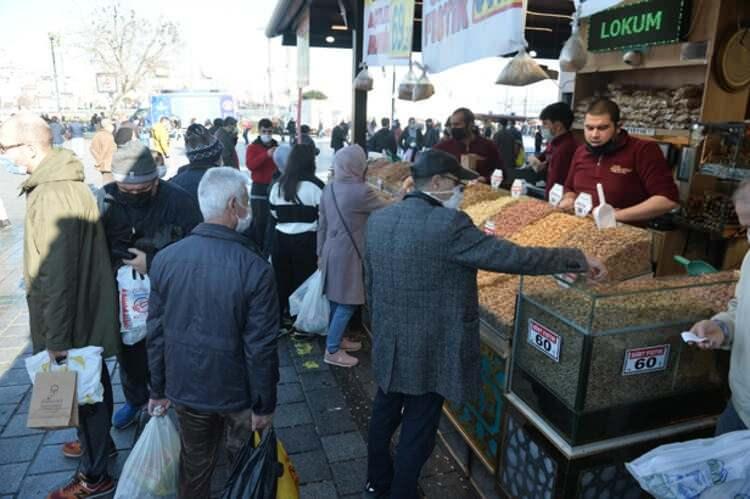 <p>“YENİ YILDA İNŞALLAH SALGIN BELASINDAN KURTULURUZ" </p>
<p>Alışveriş yapmak için Zeytinburnu'ndan Eminönü'ne gelen Tolga Semiz ise, şöyle konuştu:</p>