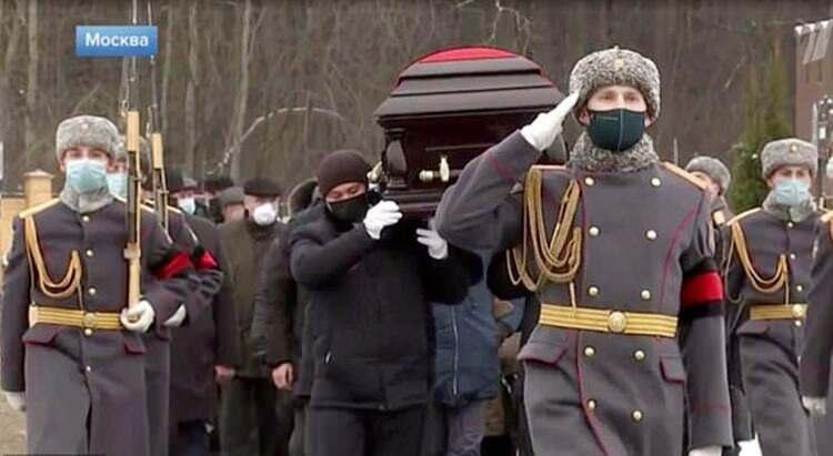 <p>Resmi olarak Rus dış istihbaratından emekli bir albay olan Blake, Troyekurovskoye mezarlığına gömüldü. Blake'in tabutu yere indirilmeden önce eskeri selam verildi.</p>

<p> </p>
