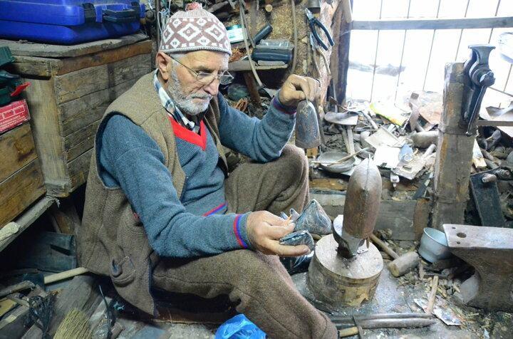 <p>Çancılığın ata, dede mesleği olduğunun soyadından da anlaşılabileceğine işaret eden Küçükçancı, kendisinin dördüncü kuşak olduğunu ifade etti. Çancılık mesleğinin atalarından kaldığını belirten Küçükçancı, "Atalarımız Akseki´nin Cemerler mahallesine asırlar önce yerleşmişler.</p>