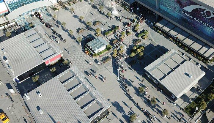 <p>Görevliler sırada bekleyen kişilere, sosyal mesafeye uymaları konularında uyarılarda bulundu.</p>
<p> </p>