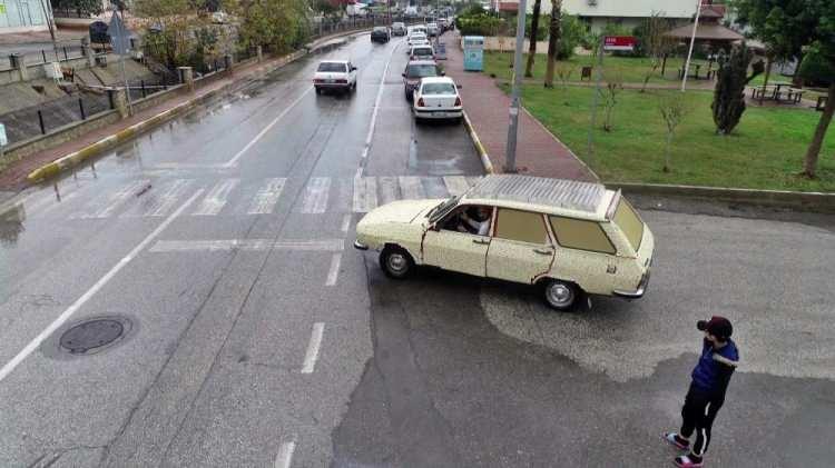 <p>3 bölümden oluşturduğu mini havuzla trafiğe çıkarak caddelerde dolaşan Tokmak, görüntülerin sosyal medyada yayınlanmasının ardından polis tarafından araç otoparka çekildi.</p>
