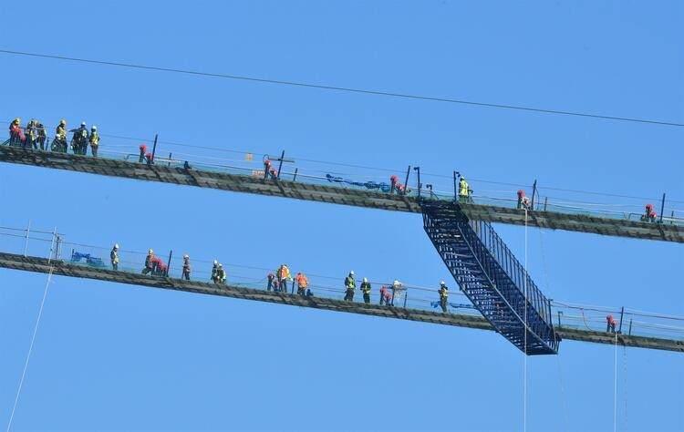 <p>Hizmete girdiğinde dünyanın en büyük orta açıklıklı asma köprüsü unvanını alacak, renkleri, figürleri ve diğer özellikleriyle özgün mimariye sahip 1915 Çanakkale Köprüsü'nün inşası sürüyor.</p>
