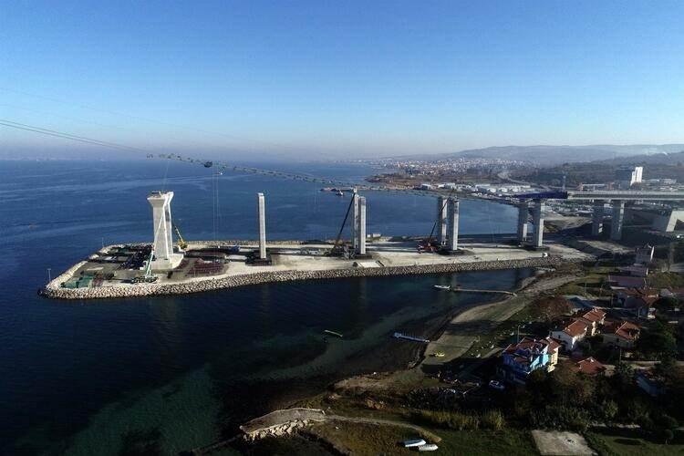<p>Mega blok olma özelliğine sahip, 48 metre uzunluğunda, 45 metre genişliğinde ve 700 ton ağırlığındaki tabliyenin gerekli hazırlıkların ardından montajına başlanacağı öğrenildi.</p>
