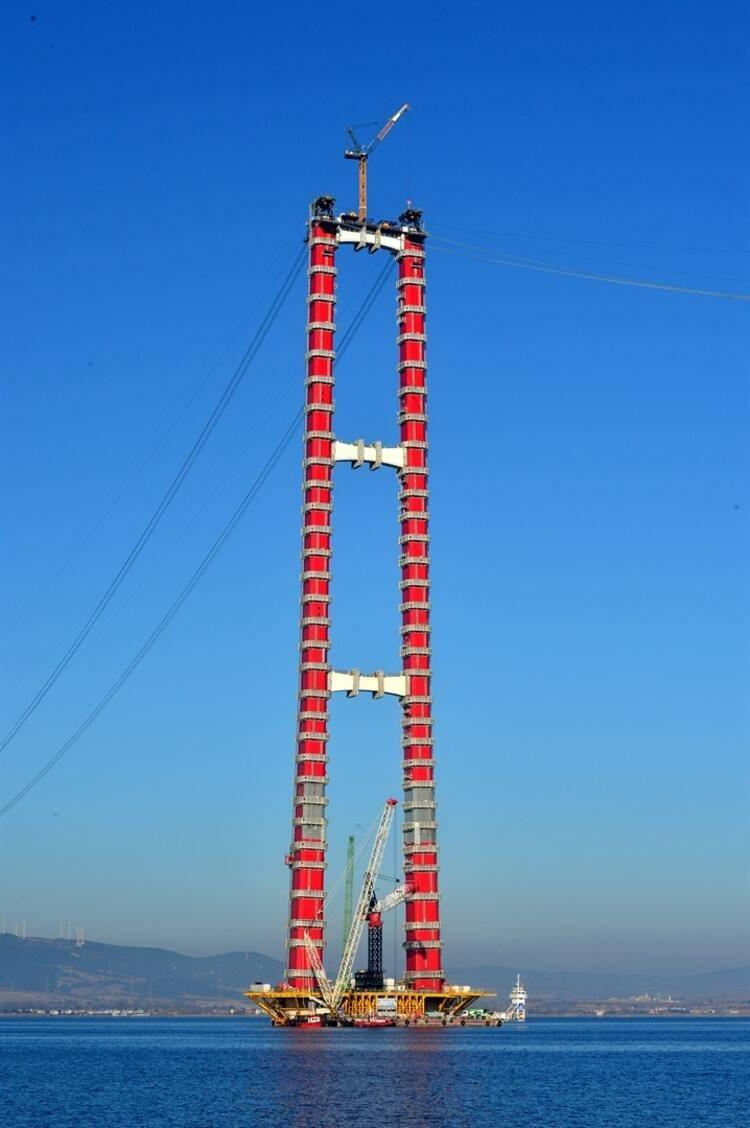 <p>Köprü tamamlandığında, dünyanın en önemli ulaşım noktalarından biri olacak.</p>