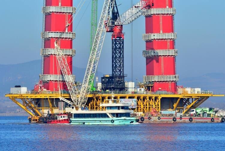 <p>Her iki yakada 333'er metre yüksekliğindeki kulelerin üst kısmı da Seyit Onbaşı'nın Çanakkale Savaşları'nda namluya sürdüğü top mermisini temsil edecek şekilde yapılacak.</p>