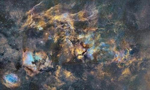 Bu mozaik fotoğraf Cygnus (Kuğu) takımyıldızının içindeki geniş bir alanı kapsıyor. Büyük renkli parlak gaz bulutlarıyla, koyu renk toz çizgileri açık bir şekilde ayırt edilebiliyor. Bu ışıklar çıplak gözle görebilmemiz için çok zayıf ancak uzun pozlama süreleri ve özel filtreler sayesinde bu güzellikleri izleyebiliyoruz.
