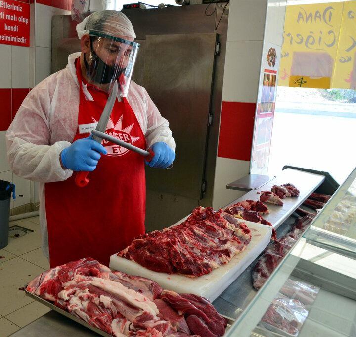 <p>Yemek k&uuml;lt&uuml;r&uuml;nde kırmızı et t&uuml;ketiminin &ouml;n planda olduğu ve kebabın başkenti olarak bilinen Adana&rsquo;da koronavir&uuml;s salgının etkisiyle kırmızı et t&uuml;ketiminde keskin bir d&uuml;ş&uuml;ş yaşandı. &Ouml;zellikle kentte neredeyse her cadde ve sokakta bulunan kebap&ccedil;ıların masa servislerini kaldırıp, paket servise ge&ccedil;mesiyle bu iş yerlerinde g&uuml;nl&uuml;k satılan kırmızı etin ortalama 100 kilogramdan 20-30 kilograma kadar d&uuml;şmesi genel tabloyu da etkiledi.</p>
