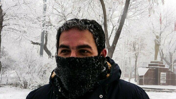 <p>Kentte sıcaklıklar eksi 19 dereceye kadar d&uuml;ş&uuml;nce kurutulan elbiseler dahi dondu. Soğuk hava Ardahan&rsquo;da hayatı adeta esir aldı. Soğukta bazı vatandaşların sa&ccedil;, kaş ve kirpikleri tamamen dondu. Sa&ccedil; ve kirpikleri donan &Ouml;zg&uuml;r Evliyaoğlu, "Ardahan&rsquo;ın her zamanki hali, 6 aylık kış s&uuml;recinde her tarafımız buz tutuyor. G&ouml;rd&uuml;ğ&uuml;n&uuml;z gibi kaşlar, g&ouml;zler, kirpikler donmuş durumda. Ellerimi cebimden &ccedil;ıkartamıyorum" dedi.</p>
