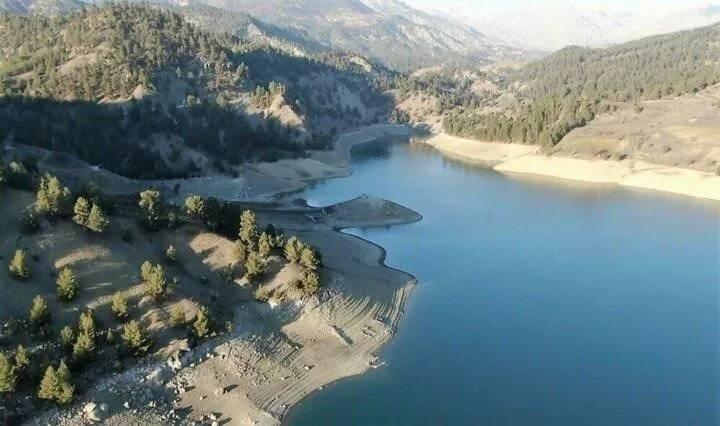 <p>K&ouml;yl&uuml;ler eski yerleşim yerlerini gezerek hem ge&ccedil;mişi yad ediyor, hem de azalan su nedeniyle &uuml;z&uuml;l&uuml;yor.</p>
