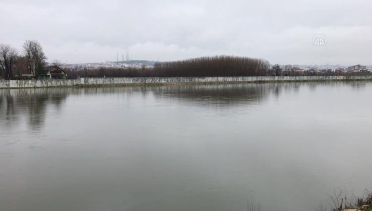 <p>Kurak bir yıl geçiren Edirne'de son yağışlar bölgedeki su kaynaklarının debilerini artırdı. </p>
