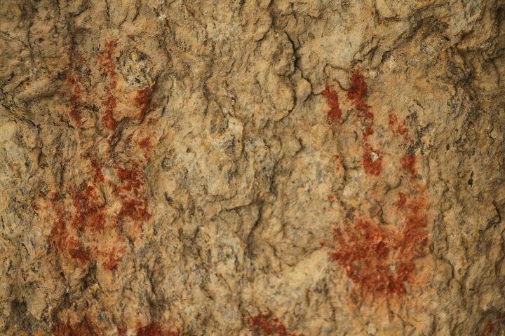 <p>Ayak izlerinin Çakallar Volkan Konisi'nin aktif olduğu tarihlere ait olduğuna işaret eden bilim insanları, dönemin insanlarının volkanik patlamalara tanıklık ettiğini ve bunu resimlerle kayalara kaydettikleri görüşünü dile getirdi.</p>
