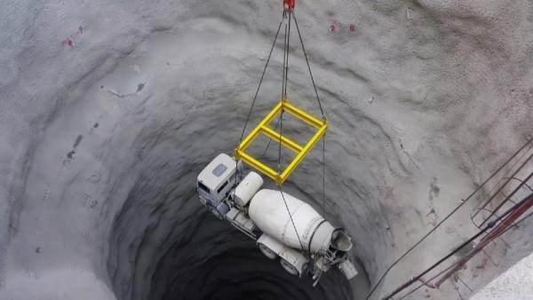 <p>DEV İŞ MAKİNELERİ VİNÇLE HAVADAN TAŞINIYOR</p>
<p>Günde 6 bin 500 metreküp beton dökümünün 3 hava hattı ile taşımalı olarak sürdüğü baraj projesinde yılın yarısından itibaren su tutulmaya başlanacak ve elektrik üretimine geçilecek. </p>