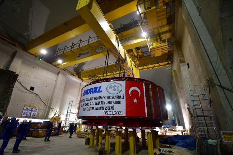 Yusufeli Barajı'nda 300 tonluk jenerat&ouml;r rotoru yerine indirildi