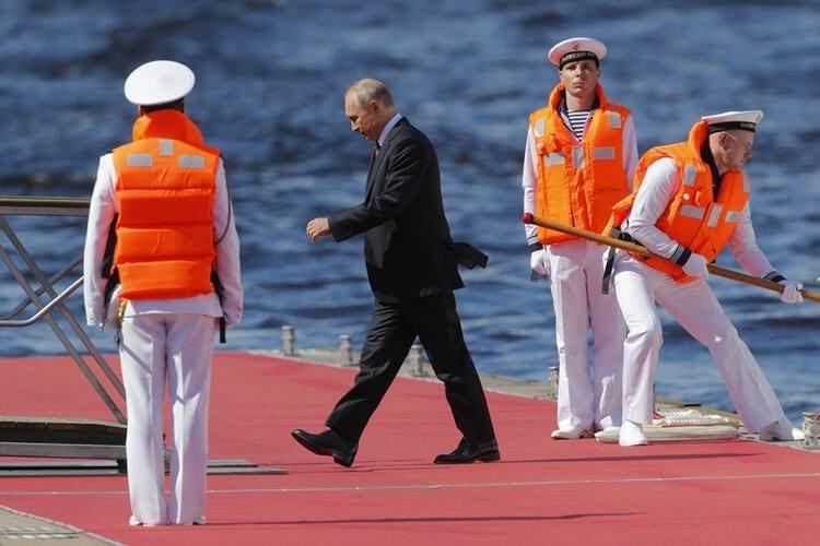 <p>Rusya lideri Vladimir Putin, Zafer Günü'yle birlikte en büyük geleneksel askeri törenlerinden biri olan Deniz Kuvvetleri Günü'nde St Petersburg'a gitmiş ve Rus ordusu bir gövde gösterisine imza atmıştı.</p>

<ul>
</ul>
