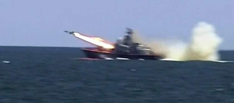 <p>Füze denemelerinin görüntüleri dünyada büyük ses getirdi, tatbikatta ayrıca Rusya lideri Vladimir Putin'in en çok övündüğü Zirkon füzesi de gemiden fırlatıldı.</p>
<ul>
</ul>
