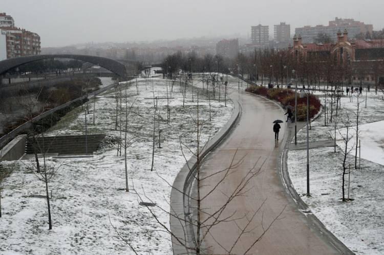 <p>Ülkenin doğusundaki Katalonya özerk yönetimi de bölgedeki tüm otoyollarda kamyonların çıkışına yasak getirdi. Ayrıca Madrid, Valensiya, Jaen, Zaragoza kentleriyle bağlantılı hızlı tren seferleri ile ülke genelinde 39 uçuşun iptal edildiği öğrenildi.</p>
