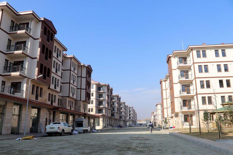 <p>Merkezi Sivrice il&ccedil;esi olan ve ge&ccedil;en yıl 24 Ocak'ta meydana gelen 6,8 b&uuml;y&uuml;kl&uuml;ğ&uuml;ndeki depremin ardından Cumhurbaşkanı Recep Tayyip Erdoğan'ın talimatıyla ilgili bakanlıkların seferber edilmesiyle depremzedeler, yapılan yardımlar&nbsp;ve inşa edilen konutlarla devletin şefkatli elini hissetti.</p>
