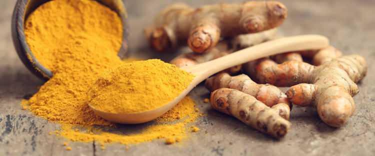 <div><strong>Zerdeçal:</strong> Hindistan yemek kültürünün önemli bir parçası olan zencefil içerdiği curcumin isimli madde ile iltihaplara karşı etkili doğal bir antioksidandır. Geçtiğimiz yıllarda yapılan araştırmalara göre cucurmin isimli maddenin iltihaplanmaya neden olan farklı moleküler yapıları engellediği kanıtlanmıştır. Zerdeçal eklem iltihabı, kas burkulması vb. hastalıkların tedavisinde de kullanılmaktadır. Zerdeçal ile kullanım yapmak için 1 çay kaşığı zerdeçalı, 1 su bardağı suyun içinde karıştırılmalı ve düzenli olarak tüketim yapılmalıdır. Diğer bir kullanım şeklinde ise 1 çay kaşığı zerdeçal ile 1 su bardağı sütü karıştırmak yeterli olacaktır. Karışımın etkili olabilmesi için haftada birkaç kere tüketim yapılmalıdır.</div>

<div> </div>
