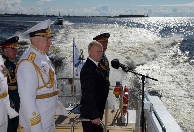 <p>St. Petersburg'da donanmaya hitap eden Rusya lideri Putin, Rus deniz kuvvetlerinin yakın zamanda hipersonik nükleer saldırı silahlarına sahip olacağını söyledi. Putin'in verdiği bilgiye göre, aynı zamanda nükleer su altı droneları da yine donanmanın hizmetine sunulacak. Yeni nesil nükleer silahları 'benzersiz' olarak tanımlayan Putin, söz konusu füzelerin dünyanın her yerini vurabileceğini belirtiyor.</p>
<ul>
</ul>