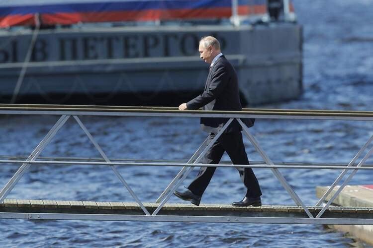 <p>Putin, televizyonların canlı yayınladığı basın toplantısına ABD'nin son yıllarda Rusya'nın etrafına bir küresel füze savunma sistemi kurduğunu söyleyerek başlamış ve ve şöyle devam etmişti: "Peki biz ne yaptık uyarılar ve kınamalardan başka? Rusya bu meydan okumaya nasıl yanıt verdi? İşte böyle:</p>
<p>ABD'nin Anti Balistik Füze anlaşmasından çekilmesinin üzerinden geçen tüm bu yıllar boyunca, ileri ekipman ve malzemeler üzerine sıkı bir şekilde çalıştık. Böylelikle yeni stratejik silah türlerini yaratmakta çabuk ve büyük bir adım atabildik."</p>
<ul>
</ul>
<ul>
</ul>