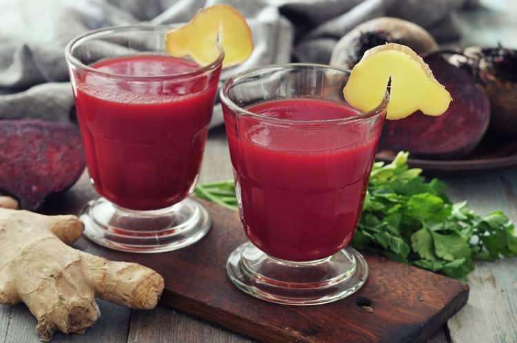 <p><strong>-Pancarlı Smoothie Tarifi: </strong>Tercihen önceden haşladığınız kırmızı pancarların kabuklarını ovarak çıkartın ya da incecik soyun. Küçük parçalar halinde doğrayın. Bol suda yıkayıp uç kısımlarını aldığınız çilekleri ortadan ikiye kesin. Yoğurdun suyunu süzün.Kabuğunu ince bir şekilde soyduğunuz taze zencefili küçük parçalar halinde kesin. Maydanoz yapraklarını tek tek ayıklayın. Yoğurt, maydanoz yaprakları, limon suyu, kırmızı pancar, çilek ve zencefil parçalarını blender kabına alın. Tüm malzemeyi sıvı hale gelip pütürsüz bir hal alana kadar blenderda çektirin. Bekletmeden servis yapın.</p>

<p> </p>
