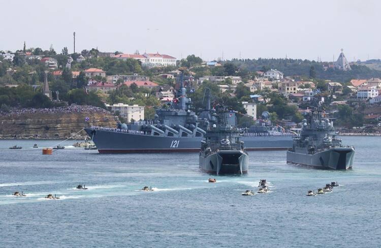 <p>Rusya tarafından altı yıl önce ilhak edilen Kırım'daki törenlerde ise, suda ve karada gidebilen zırhlı personel taşıyıcılar dikkat çekti.</p>
<ul>
</ul>