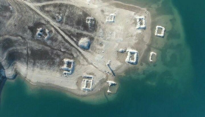 <p>Kahramanmaraş&rsquo;ta Menzelet Barajı altında kalan Şadalak k&ouml;y&uuml;, suların &ccedil;ekilmesiyle 36 yıl sonra g&uuml;n y&uuml;z&uuml;ne &ccedil;ıktı. 7 ay &ouml;nce kaydedilen g&ouml;r&uuml;nt&uuml;ler ve bug&uuml;n &ccedil;ekilen g&ouml;r&uuml;nt&uuml;ler kuraklığı g&ouml;zler &ouml;n&uuml;ne serdi.</p>
