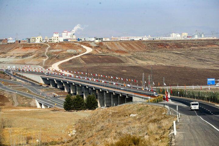 <p>Ge&ccedil;tğimiz hafta, Cumhurbaşkanı Recep Tayyip Erdoğan'ın katıldığı t&ouml;ren ile 16 ili birbirine bağlayacak olan 660 metre uzunluğundaki yeni K&ouml;m&uuml;rhan K&ouml;pr&uuml;s&uuml; a&ccedil;ıldı.</p>
