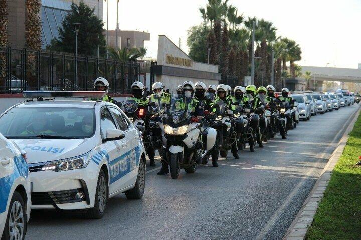 <p>5 Ocak 2017&rsquo;de ter&ouml;r &ouml;rg&uuml;t&uuml; PKK&rsquo;lı ter&ouml;ristlerce İzmir Adliyesine y&ouml;nelik d&uuml;zenlenen saldırıda, ter&ouml;ristlerle son kurşununa kadar tek başına &ccedil;atışan polis memuru Fethi Sekin, vefatının 4. yılında kortejle anıldı.</p>
