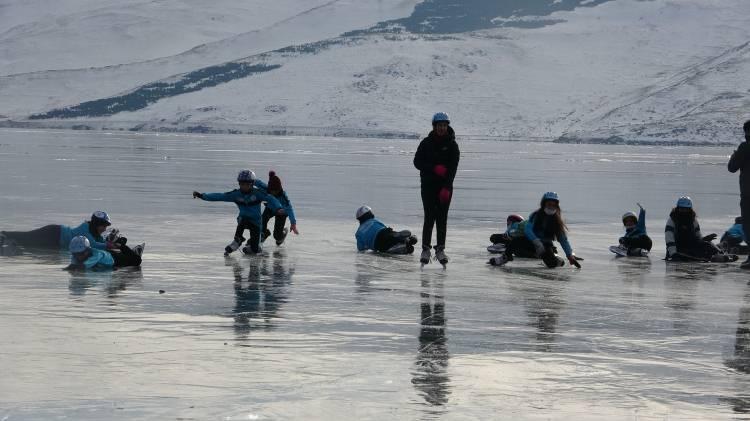 <p>Doğu Anadolu B&ouml;lgesi&rsquo;nin ikinci b&uuml;y&uuml;k g&ouml;l&uuml; olan Ardahan ve Kars sınırları i&ccedil;indeki &Ccedil;ıldır G&ouml;l&uuml;&rsquo;n&uuml;n buz tutması renkli g&ouml;r&uuml;nt&uuml;ler ortaya &ccedil;ıkardı. Cam gibi bir buz tabakasıyla kaplanan g&ouml;lde kartpostallık g&ouml;r&uuml;nt&uuml;ler oluşurken, &ccedil;ocuklar donan g&ouml;lde g&ouml;n&uuml;llerince eğlenerek buz pateni keyfini yaşadı.<br />
&nbsp;</p>
