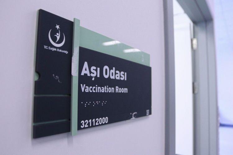 pSağlık Bakanlığı'nın tüm hastanelerde Covid-19 aşısı uygulanması için tedbirlerin alınmasına yönelik genelgesi doğrultusunda, Ankara Şehir Hastanesi'nde 25 'Aşı Uygulama Odası' oluşturuldu./p 